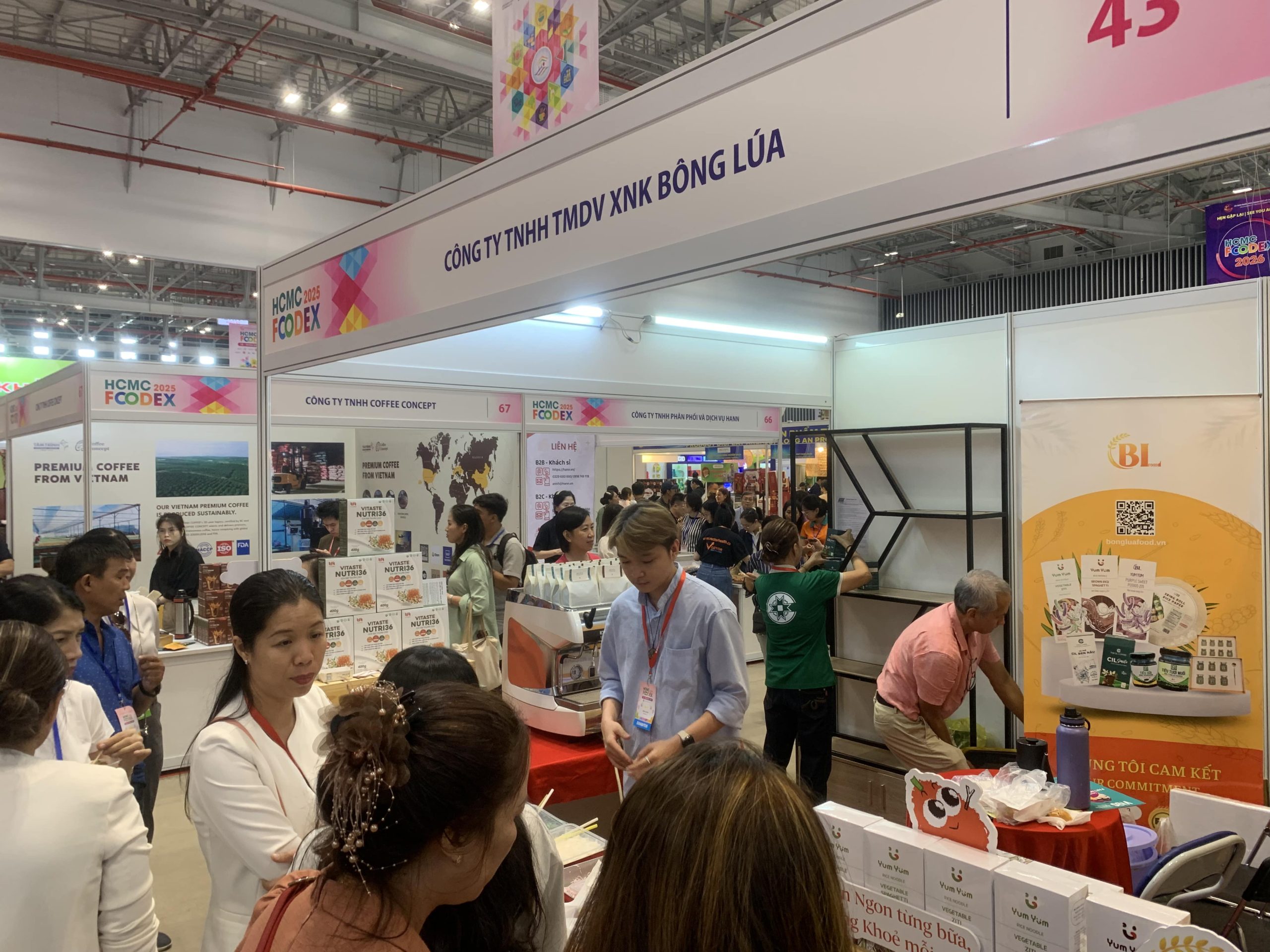 Nhóm người mua hàng trước quầy công ty Bông Lúa Food tại HCMC Foodex 2025